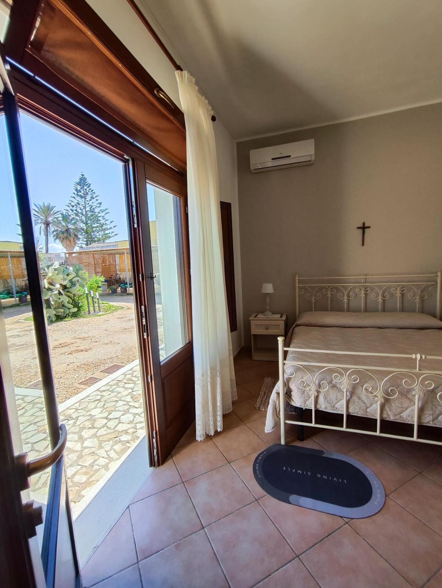 Casolare Nelle Saline Bed & Breakfast Torre Nubia Dış mekan fotoğraf